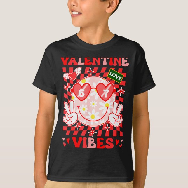 Groovy Valentine Vibes Happy Valentine's Day Girl  T Shirt (Framsida)