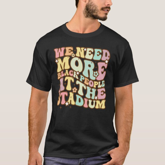 Groovy vi behöver fler svarta människor vid Stadiu T Shirt (Framsida)