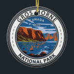 Gros Morne National Park Canada Travel Art Vintage Julgransprydnad Keramik<br><div class="desc">Gros Morne National Park-vektorkonst design. Parken har jordar och berg som ligger torn över ett brett panorama av stränder och mossar,  skogar och barrenklippor.</div>