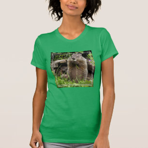 Ground Hog Munching på en blomma T Shirt