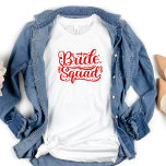 Group Bachelorette Bride Squad Red Brev T Shirt<br><div class="desc">Grupp T-tröjor för din bachelorette-fest,  designen,  med meddelandet "Bride Squad" i röd typografi. En måste-ha för de som är vänner till bachelorette.</div>