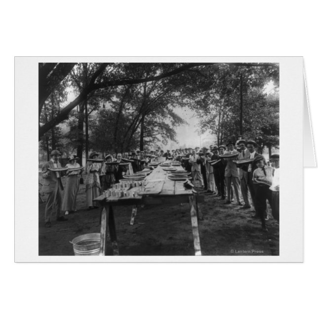 Group Eating Large Delar of Watermelon Hälsningskort (Framsidan Horizontal)