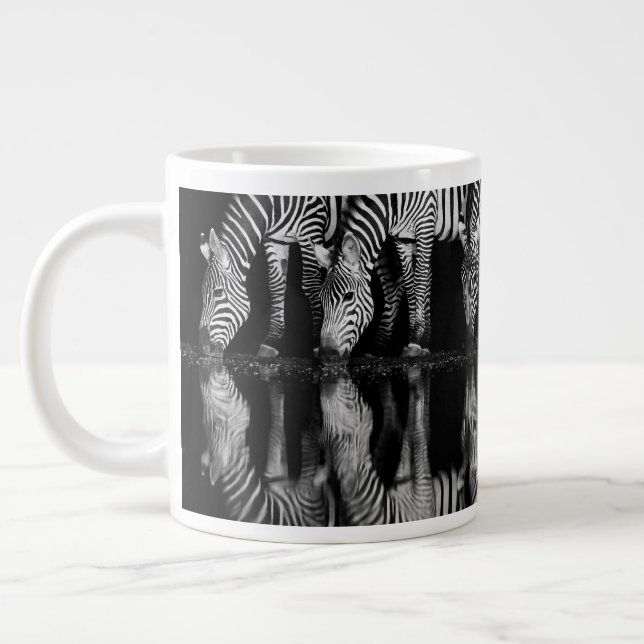 Group of Plains Zebra Drink Together at Night Jumbo Mugg (Vänster)