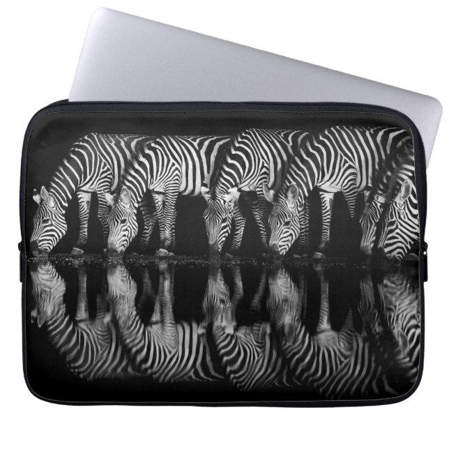 Group of Plains Zebra Drink Together at Night Laptop Fodral (Framsidan)