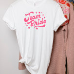 Group Team Bride Rosa Brev T-Shirt<br><div class="desc">Grupp T-tröjor åt dig,  designen,  med meddelandet "Team Bride" i rosa lettering. En måste-ha för de som är vänner till bachelorette.</div>