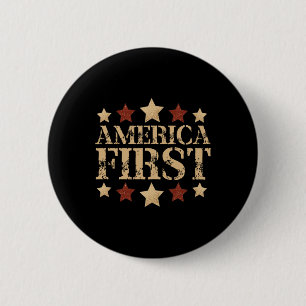 Grov Bold Retro Politisk slogan Amerika först D Knapp