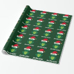 Grov julklapp Grönt Monogram Presentpapper<br><div class="desc">Roligt julgrodor på söta röda Jultomtarna med jingle klockor och mistletoe. Den här festliga helgdag av grönt som är papper med ett leende grönt-froggidjur gör mig till lycklig och fullt av julmunk. Anpassa dessa för dina presenter.</div>