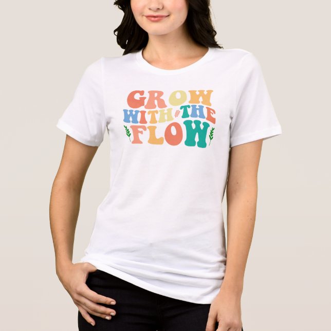 "Grow With The Flow" Retro 70s Typography T Shirt (Framsida)
