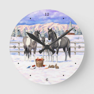 Grulla Pinto Grått Paint Horses on a Winter Farm Rund Klocka