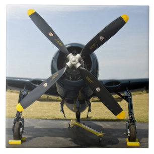 Grumman F8F Bearcat Navy hangarfartygsjaktplan på Kakelplatta