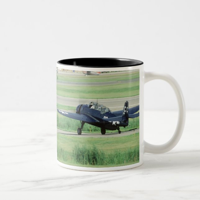 Grumman TBF/TBM Avenger flottilj torpedflygplan Två-Tonad Mugg (Höger)