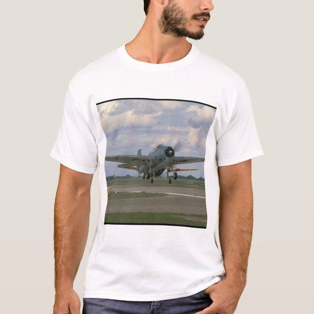Grumman TBM hämnare som tar Off_WWII flygplan T-shirt (Framsida)