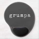 Grumpa | Funny Grumpy Grandpa in Black and White Gel Musmatta<br><div class="desc">En musknapp till Grumpa! Personlig med hjälp av ett återskrivningsteckensnitt i vitt på en svart bakgrund. Underbar gag-gåva till grumpy morpa.</div>
