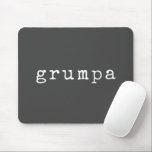 Grumpa | Funny Grumpy Grandpa in Black and White Musmatta<br><div class="desc">En musknapp bara för Grumpa! Personlig med hjälp av ett återskrivningsteckensnitt i vitt på en svart bakgrund. Underbar gag-gåva till grumpy morpa.</div>