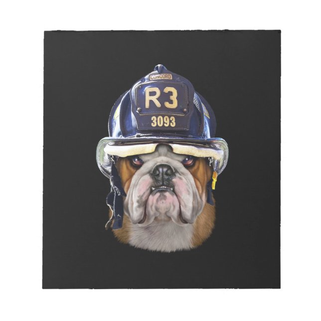 Grumpy English Bulldog Wearing Firefighter Helmet Anteckningsblock (Framsida)