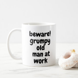 Grumpy gamal man på arbete kaffemugg