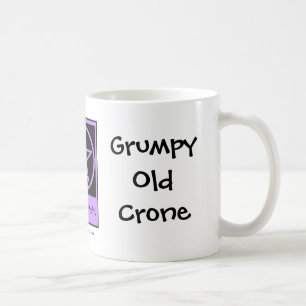 Grumpy gammal gammal käring per den uppnosiga kaffemugg