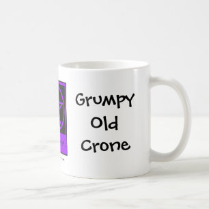 Grumpy gammal gammal käring per den uppnosiga kaffemugg