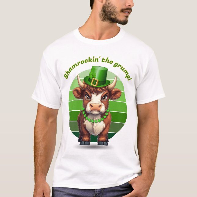 Grumpy Highland Cow St. Patrick's Day T Shirt (Framsida)