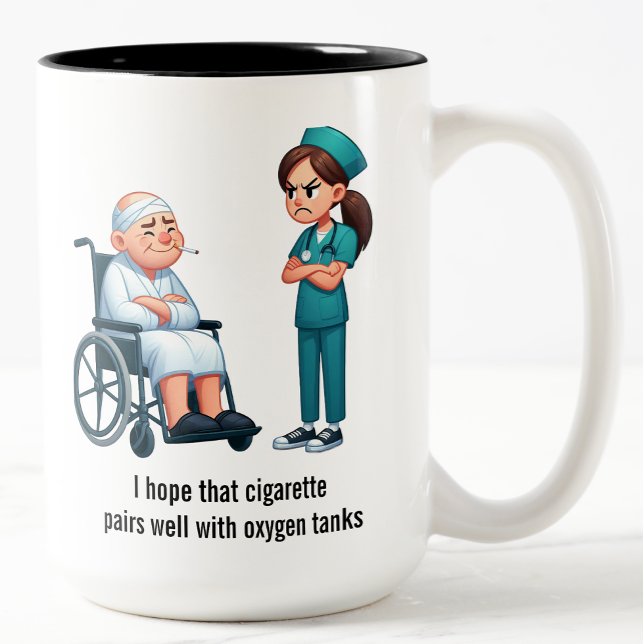 Grumpy Nurse Versus Smoking Senior Två-Tonad Mugg (Skapare uppladdad)