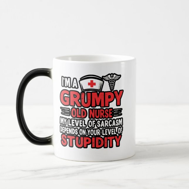 Grumpy Old Nurse Magisk Mugg (Vänster)