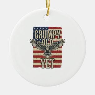 Grumpy Old Vet Patriotisk Örn Flagga Tröjd Design Julgransprydnad Keramik