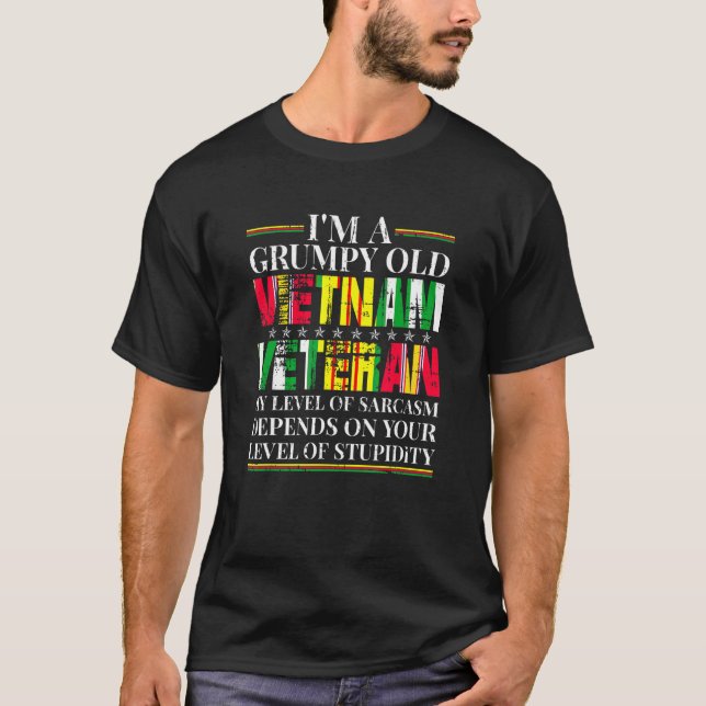 Grumpy Old Vietnam Veteran Manar T Shirt (Framsida)