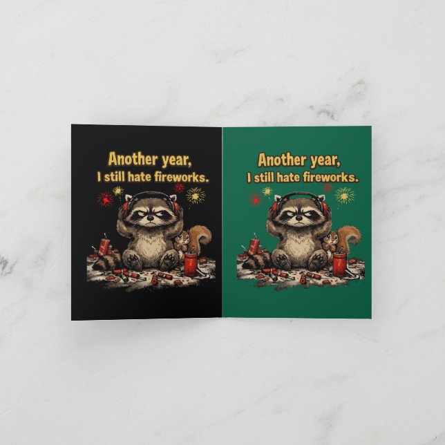 Grumpy tvättbjörn hatar fyrverkerier rolig 4:e jul kort (Inuti)