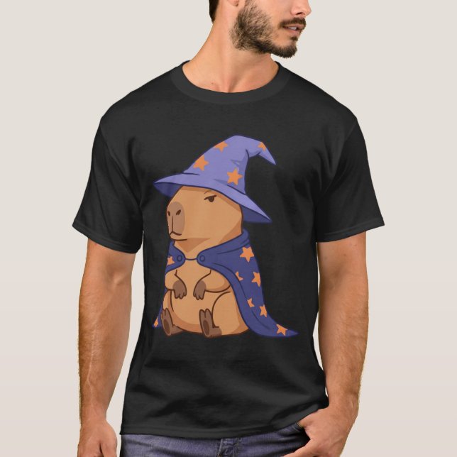 Grumpy Wizard Capybara med Magic Cape and Hat T Shirt (Framsida)
