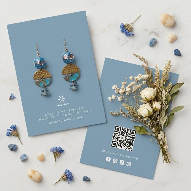 Grundläggande dammgråblå smycken visningslogotyp T Visitkort (Basic Minimalist Dusty Blue Jewelry Display Card Template, featuring Business Logo.)