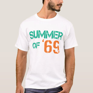 Grunge bedrövade sommar av 'grundläggande mörk t-shirt