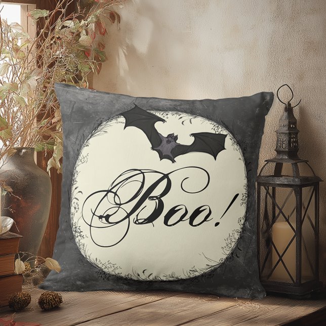 Grunge Boo Halloween Kudde (Halloween throw pillow with distressed moon, bat, and “Boo!” in script, gothic grunge Halloween home)