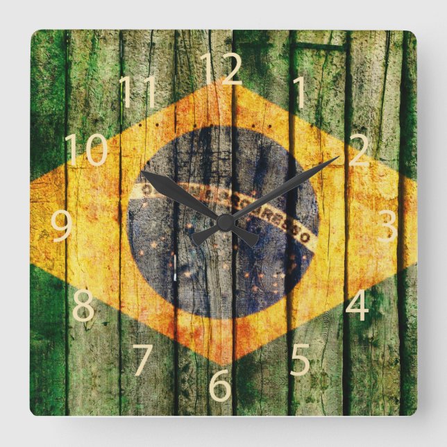 Grunge Brazilian flagga on rustik wood Bakgrund Fyrkantig Klocka (Framsida)