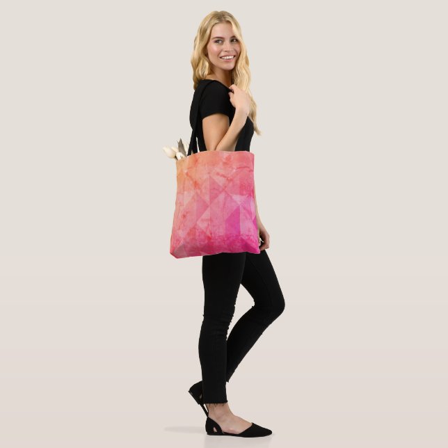 Grunge rosa orange vattenfärgsgeometri mönster tygkasse (På modell)