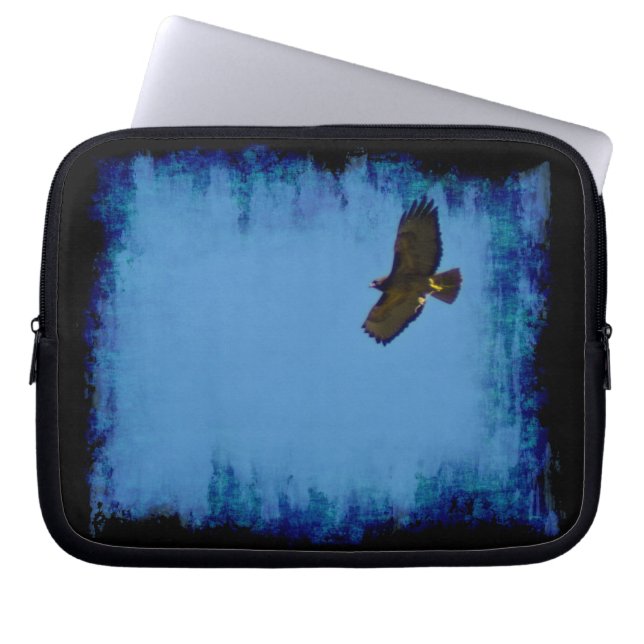 Grungy Red-Tails Hawk Soaring Laptop Sleeve (Framsidan)