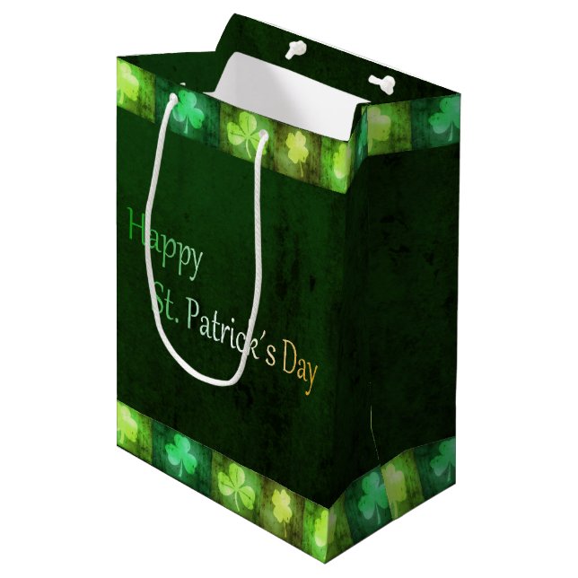 Grungy St. Patrick's Day Shamrocks Medium Gift Bag (Framsidan Vinklad)