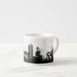 Grungy stadsbakgrund i svartvitt espressomugg