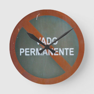 Grungy Street Sign Man Cave Rund Klocka