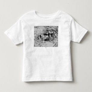 Grupp av manar, förutom som ett min fotograferar tee shirt