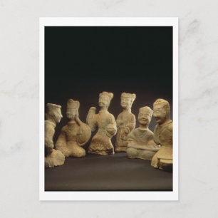 Grupp av musiker, dansare och servanter (terracot) vykort