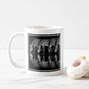 Grupp av stäppzebror dricker tillsammans på natten kaffemugg