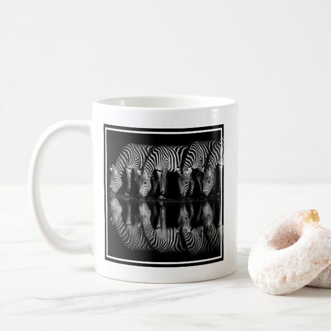 Grupp av stäppzebror dricker tillsammans på natten kaffemugg (Med munk)