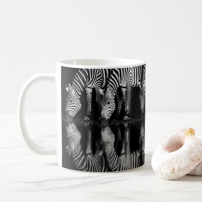 Grupp av stäppzebror dricker tillsammans på natten kaffemugg (Med munk)