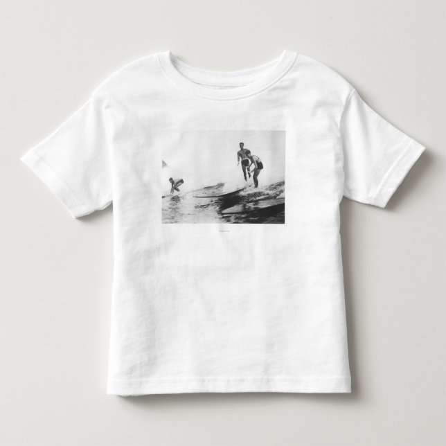 Grupp av surfarear i Honolulu, Hawaii surfa Tee Shirt (Framsida)