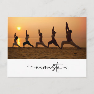 Grupp människor gör yoga med ordet Namaste Vykort