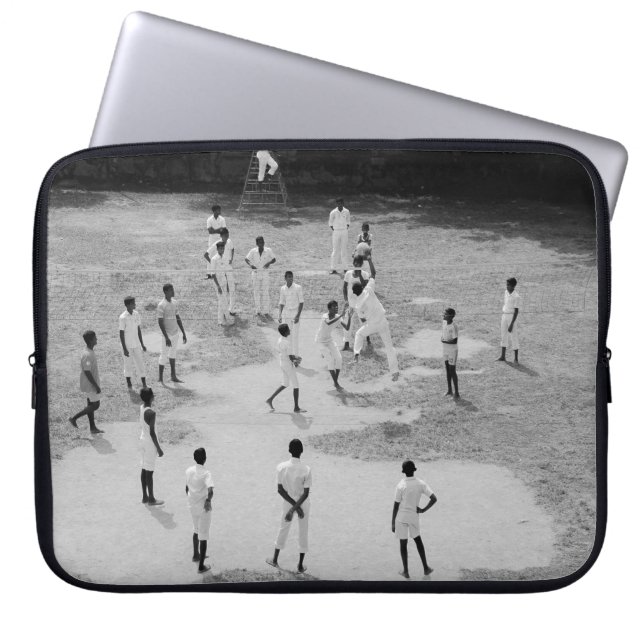 GRUPP MÄNNISKOR SOM SPELAR BASEBALL LAPTOP FODRAL (Framsidan)
