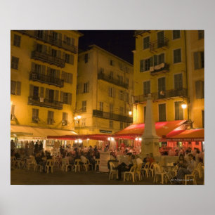 Grupp med sitta vid en sidopromenad. poster