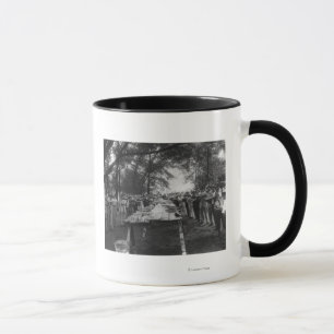Grupp som äter stor delar av vattenmelonen mugg
