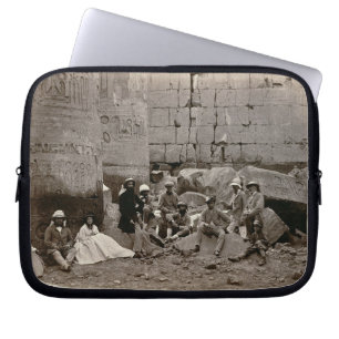 Gruppen fotograferar i Hallen av kolonner, Karnak, Laptop Sleeve