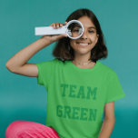 Gruppens Grönt T Shirt<br><div class="desc">Grönt Girls T-Shirt med anpassningsbarnas textdesign "Team Grönt". Det är nu enkelt att anpassa sig med ditt eget team namn,  logotyp i stan och så vidare. Utformning av Alma Wad.</div>